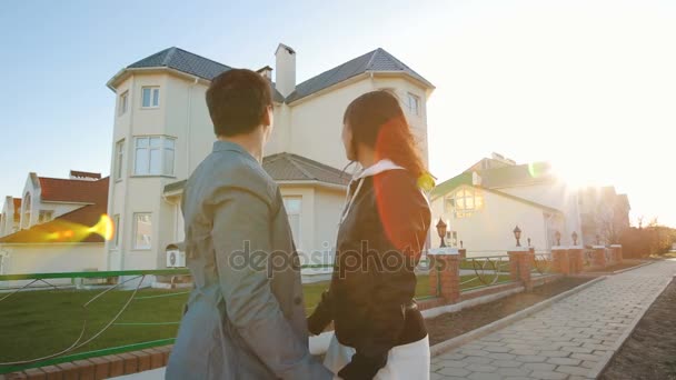 Pareja en frente de casa — Vídeos de Stock