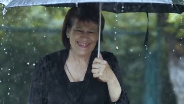 Mujer llorando bajo paraguas bajo la lluvia — Vídeo de stock