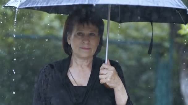 Грустная женщина под зонтиком — стоковое видео