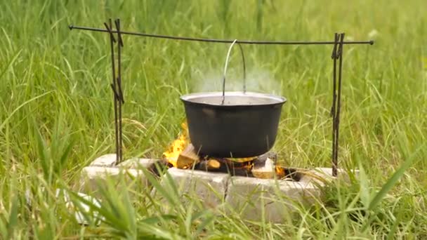 Touristic cauldron on a fire — Stock Video