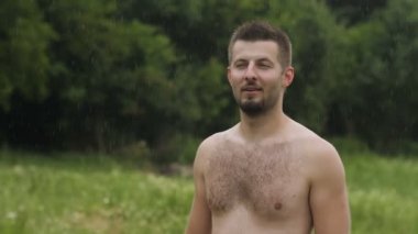 Adam gökyüzüne dört gözle yağmur altında
