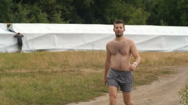 Ходячий мужчина без рубашки — стоковое видео