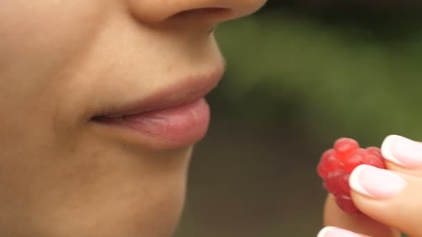 Woman eating raspberry — Stock Video