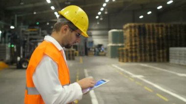 Depolama Birimi'ni hareketli hardhat mühendisi