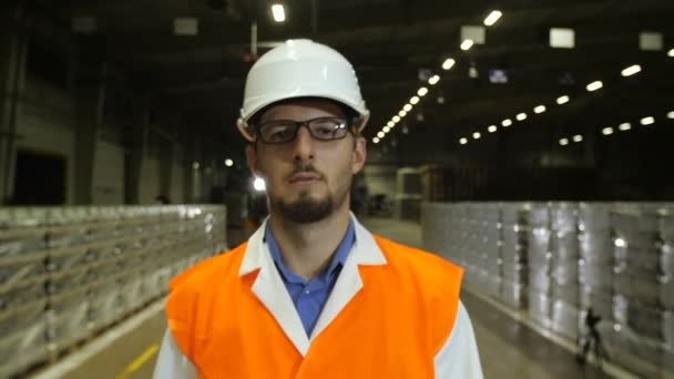 Trabalhador que se move através do armazenamento — Vídeo de Stock