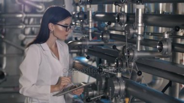 Müfettiş metre okumalar fabrikada alır.