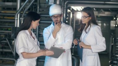 Yağ fabrikasında çalışan müfettişleri ekibi