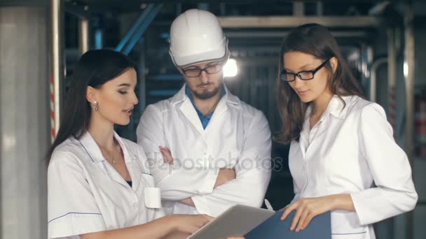 Inspectores que trabalham na fábrica — Vídeo de Stock