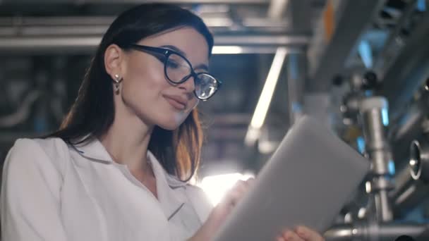 Mujer trabajando con tablet PC en la fábrica — Vídeos de Stock