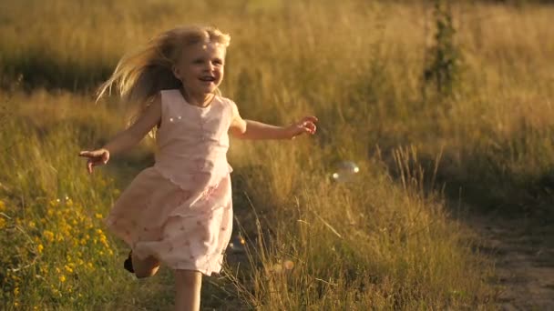 Linda niña corriendo en el campo — Vídeo de stock