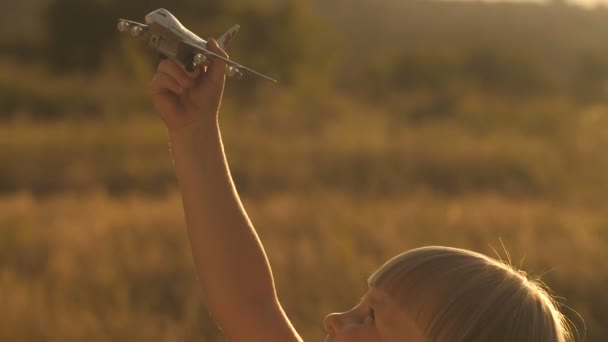 Девочка с игрушечным самолетом — стоковое видео