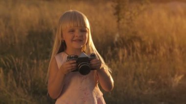 kamera ile küçük kız