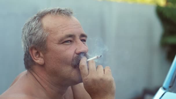Rauchender älterer Mann mit Schnurrbart — Stockvideo