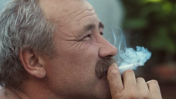 Fumar hombre rural con bigotes — Vídeo de stock