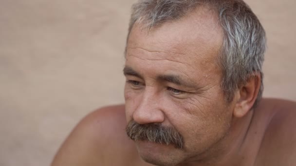 Triste homme âgé avec des moustaches — Video