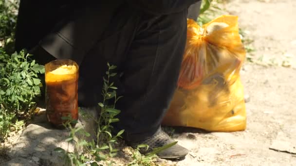 Hombre sin hogar come gachas en la calle — Vídeos de Stock