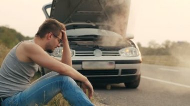 Araba ile ısınmış motor ve üzgün bir adam