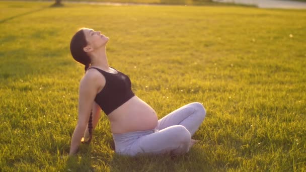 Pregnant woman doing exercises — Stock Video
