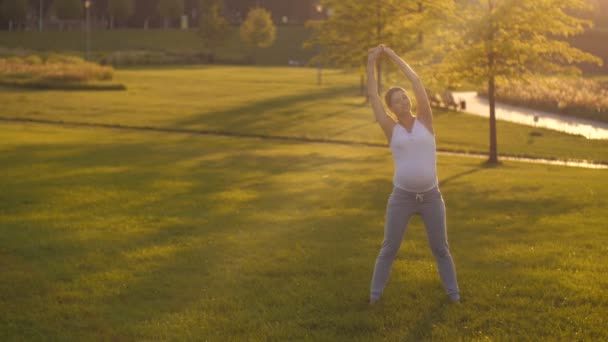 Έγκυος γυναίκα κάνει ασκήσεις stretching — Αρχείο Βίντεο