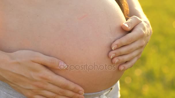 Gravid kvinna smeker magen — Stockvideo