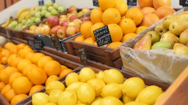 Полки с фруктами на рынке — стоковое видео