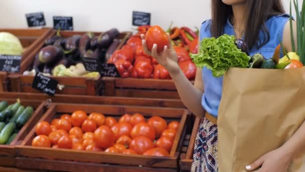 Женщина с мешком овощей в магазине — стоковое видео