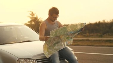 Haritaya bakıyordum araba adam tarafından seyahat