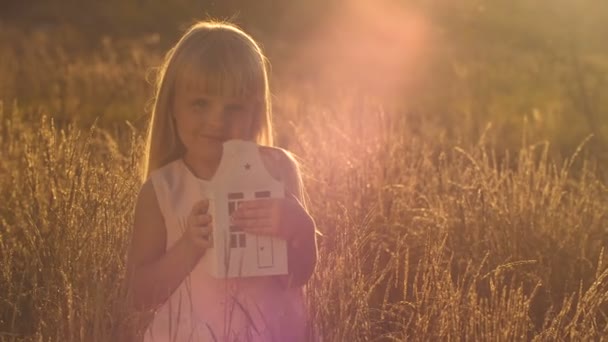 Κοριτσάκι που κρατάει ένα μοντέλο ενός σπιτιού — Αρχείο Βίντεο