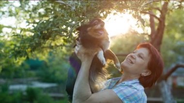 Yaşlı kadın küçük köpek ile