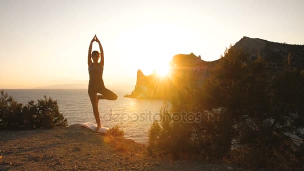 Femme faire du yoga au coucher du soleil — Video