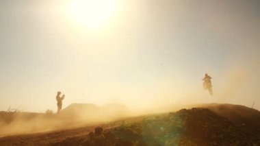 Motokros motosiklet atlama