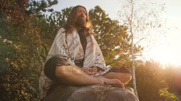 Meditasyon oturan yogi — Stok video