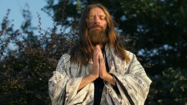 Yogi, modląc się na naturze — Wideo stockowe