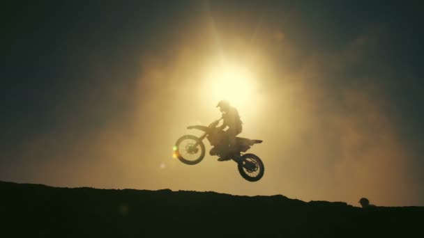 Motocross motorkáři skákání — Stock video