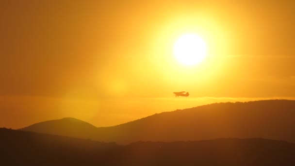 Flugzeug bei Sonnenuntergang — Stockvideo