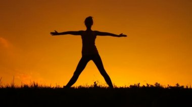 gün batımında güzel yoga kadın silüeti