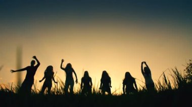 Sillouettes insanlar atlama