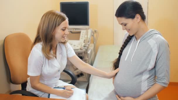 Mulher grávida visitante médico — Vídeo de Stock
