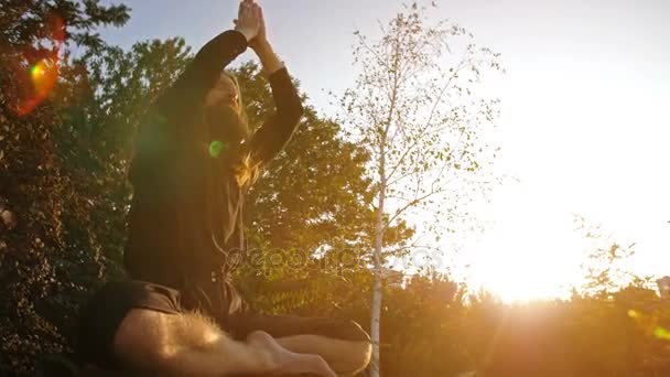 Yogi modlit se na západ slunce — Stock video