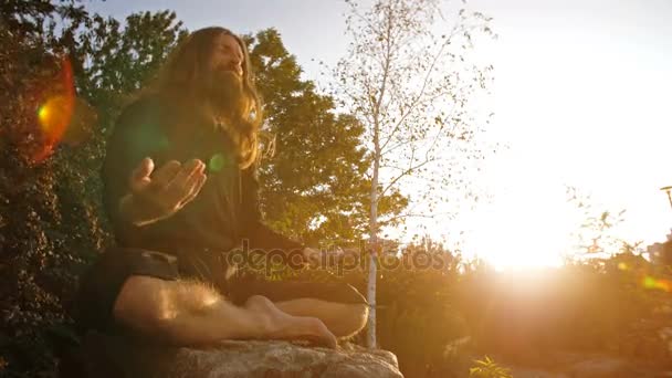 Йог Meditating на заході сонця — стокове відео