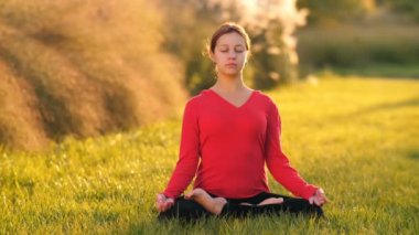 Kadın doğa üzerinde meditasyon