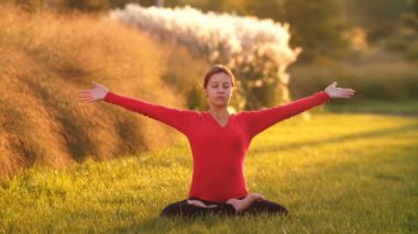 Kadın ne yoga çimenlerin üzerinde