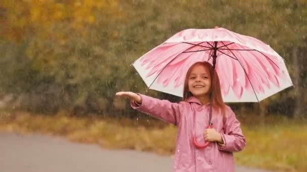 Menina com guarda-chuva sob chuva — Vídeo de Stock