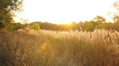 Kadın çalışır açık havada