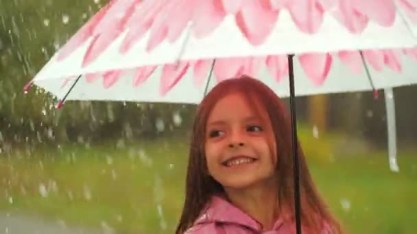 Menina se divertindo sob chuva — Vídeo de Stock