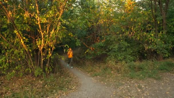Жінка Runing в парку — стокове відео