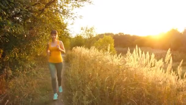 Жінка Runing в парку — стокове відео