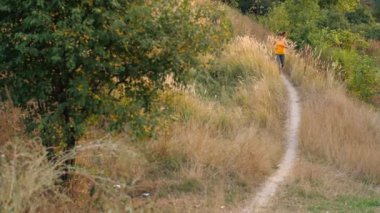 Kadın Runing boyunca üç kere yama
