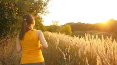 Genç kadın Runing vasıl Park