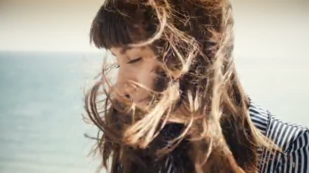 Relaks podczas wiatr rozwiewa jej włosy kobieta — Wideo stockowe